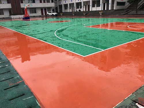 吉首瀘溪縣鎮(zhèn)中完小學(xué)塑膠籃球場，羽毛球場